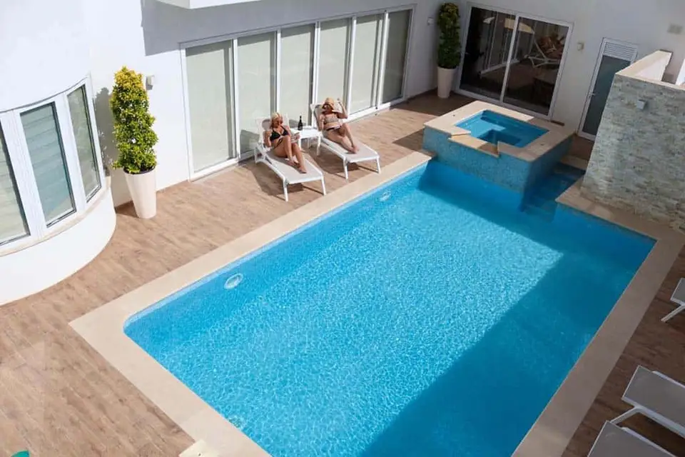 100 Boutique Living
