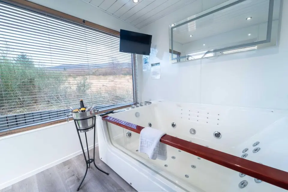 Ben View Pod and Jacuzzi Bath