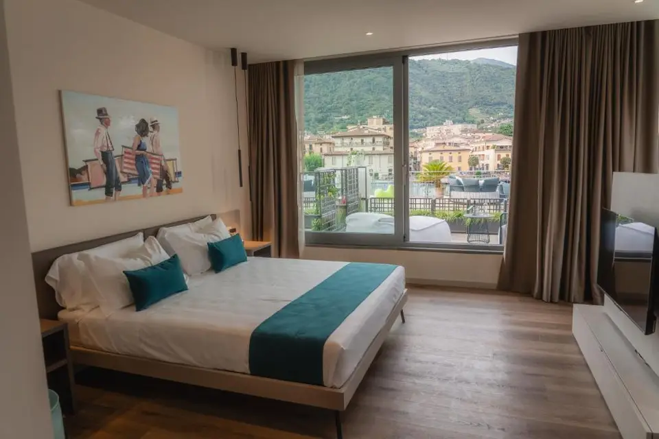 LKL Lakeside Lodging