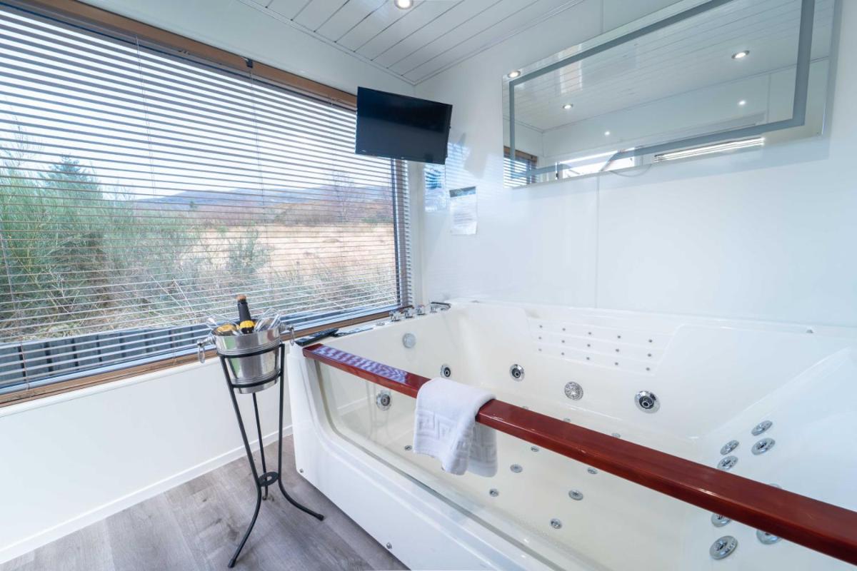 Ben View Pod and Jacuzzi Bath