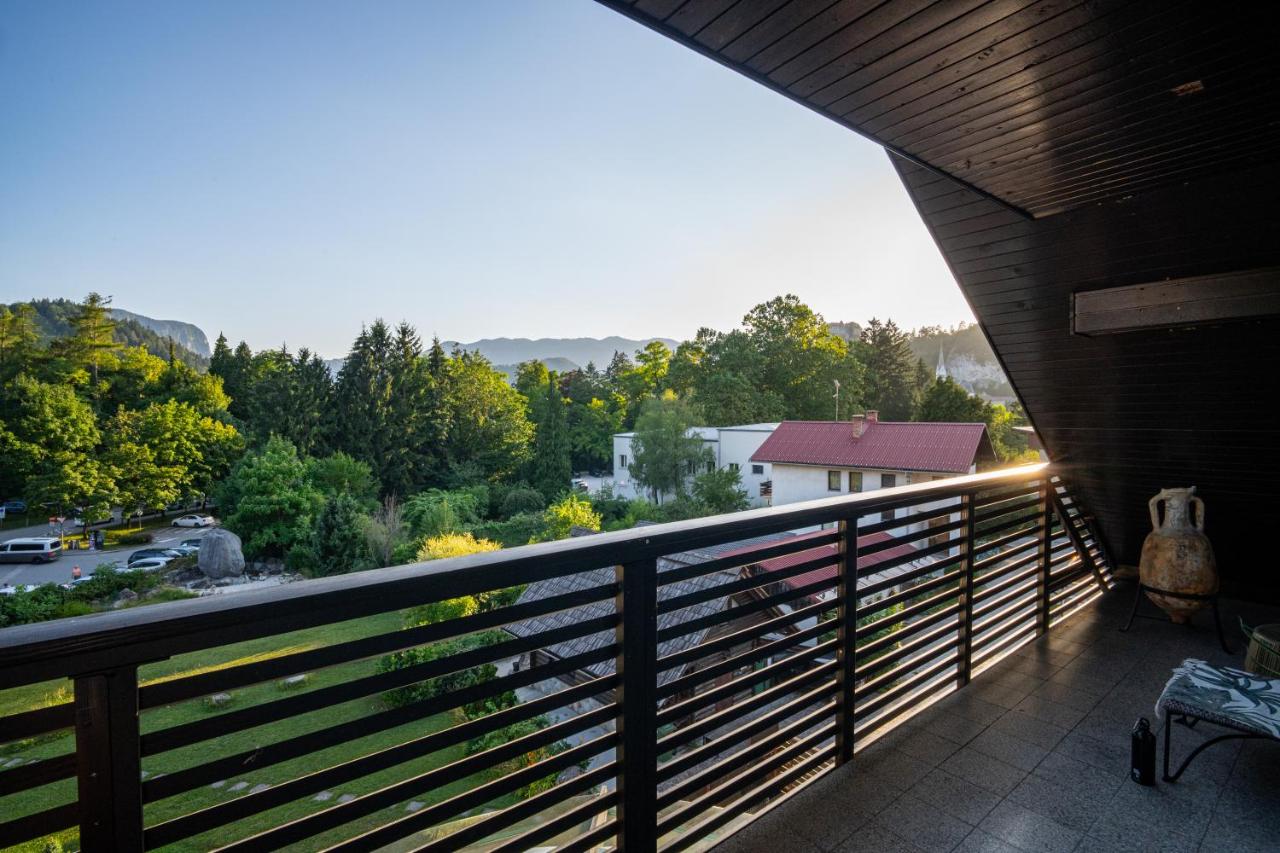 Maxis - Penthouse with Castle view