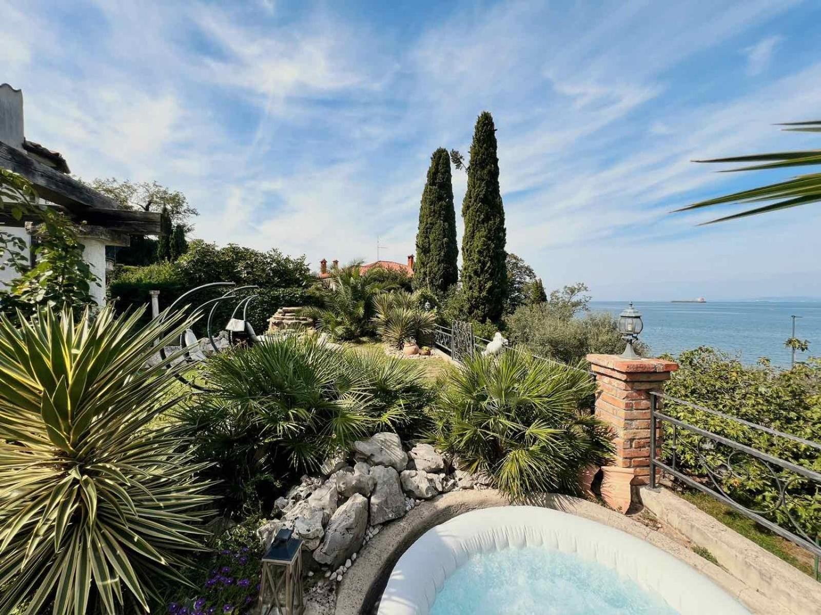 SunVilla with hot tub