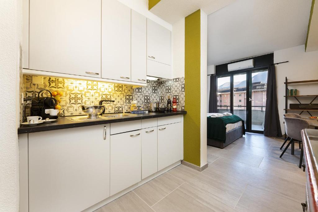 Monolocale con terrazzo vista lago Via Cassarinetta 7 by LR