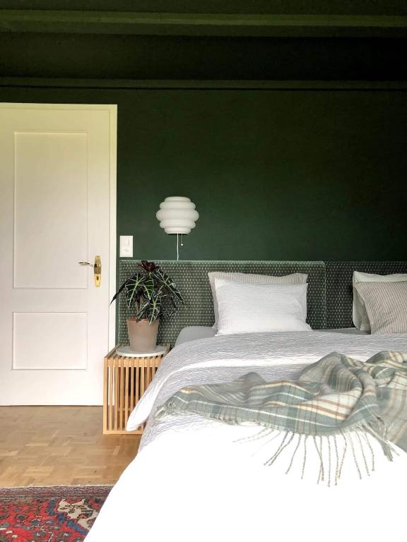 Waterfall Views-Stylish Design-Big Comfy Bed